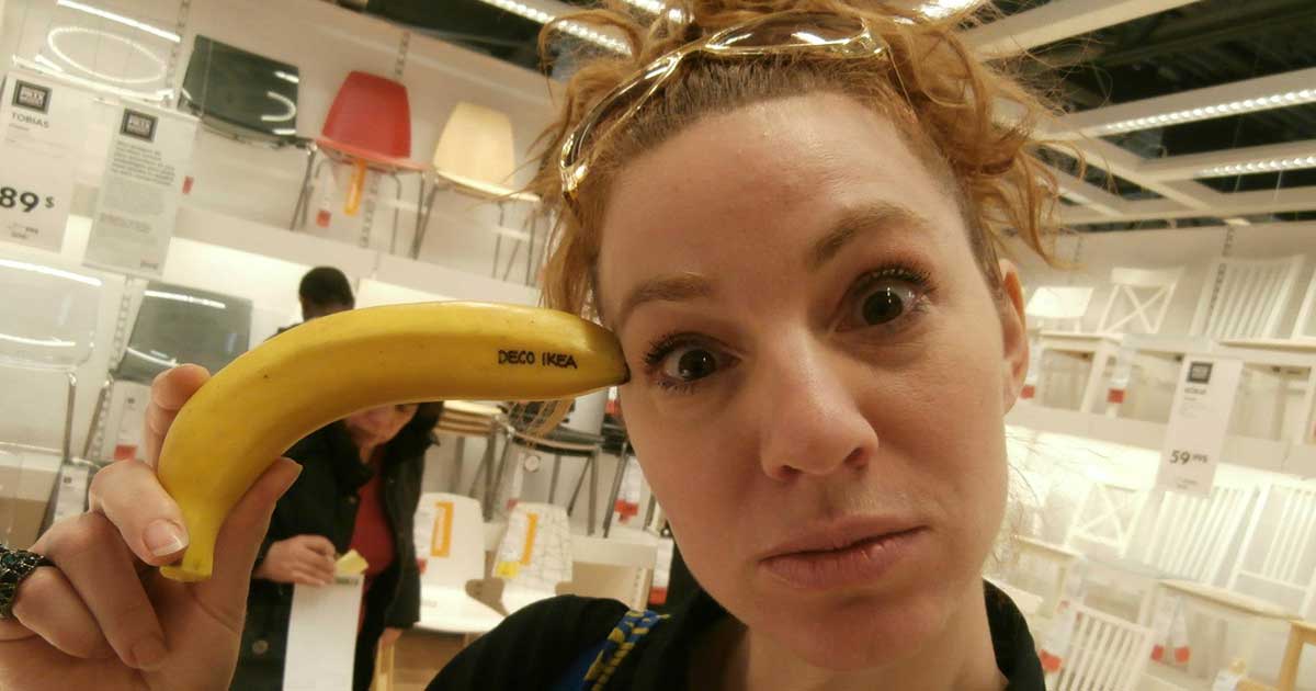 Maude Arsenault avec banane artificielle Ikea