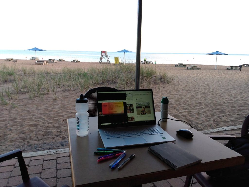 Un ordinateur portable installé sur la terrasse de la plage