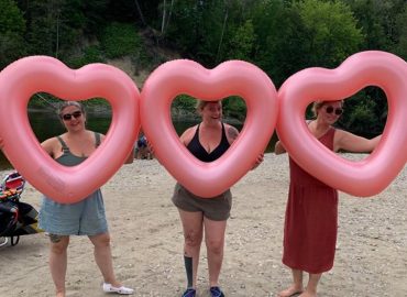 Trois filles et leur tripes de fantaisies s’apprêtent à descendre la rivière du Gouffre de Baie St Paul