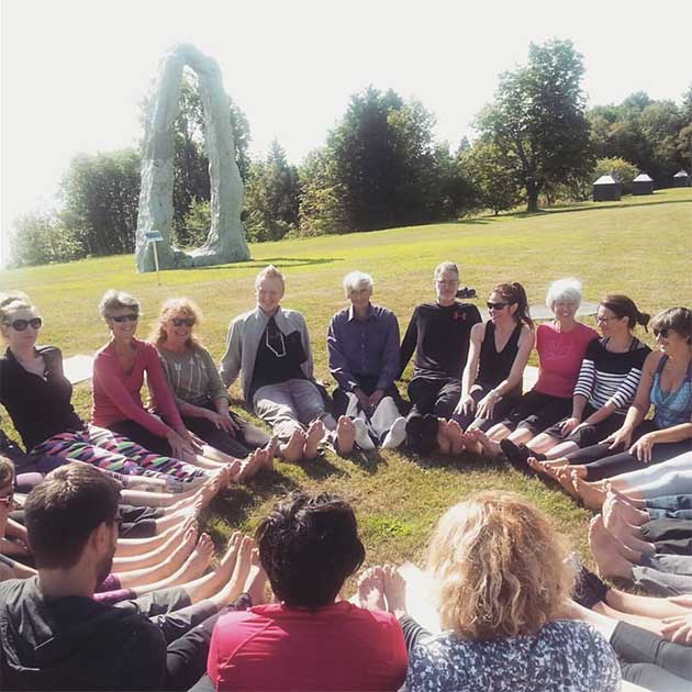 gens en cercle après une séance de yoga en plein air